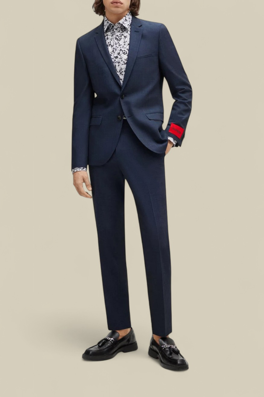 תמונת כל הלוק של מכנסיים מחויטים סלים